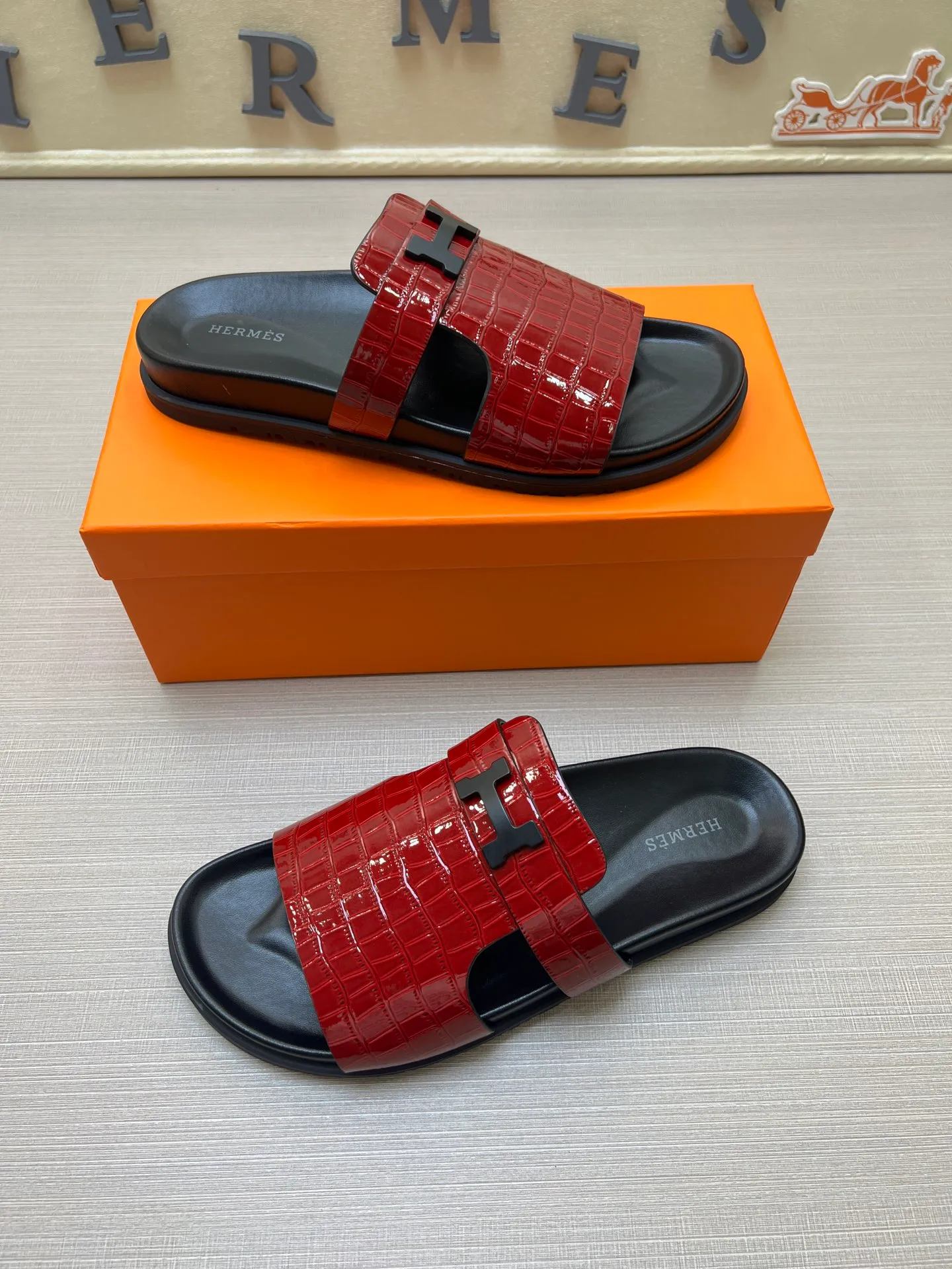 [H Family Hermès] P: 360💰 Size: 38-45 Hermes Men’s Kazimir Slippers - 2025 Summer New Hermès Same as the original version, with colored cowhide surface + rubber combined sole, handmade by master-level craftsmen! ❥High-end customization, exclusive products, the highest version in the industry.
